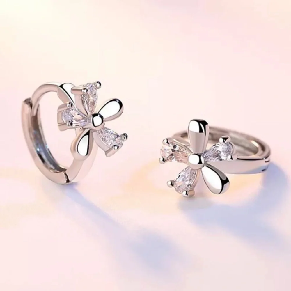 ๐ Silver Flower Huggie Hoop Earrings - Picture 2 of 5